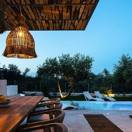Heniochos Villa *